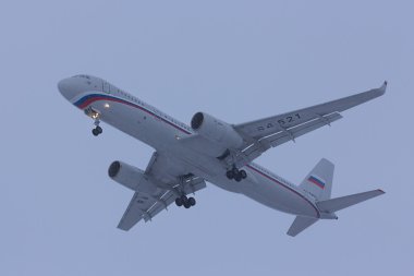 Novosibirsk - Aralık 19: Novosibirsk Tolmachevo Havaalanı'nda Rusya özel dekolmanı yaklaşım tarafından işletilen uçak Tupolev Tu-214. İniş sırasında duş kar. 19 Aralık 2015 Novosibirsk Rusya'da