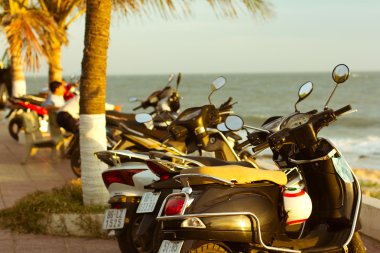 MUI Ne, Vietnam - 30 Aralık: Scooter bir günbatımı, şehir dolgu, 30 Aralık 2012, MUI Ne, Vietnam sırasında şehir sahilde defne deniz Park park.