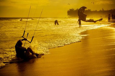Kimliği belirsiz sörfçü kitesurfing 26 Aralık 2012 yılında MUI Ne, Vietnam, Vietnamca Kiteboard Surf