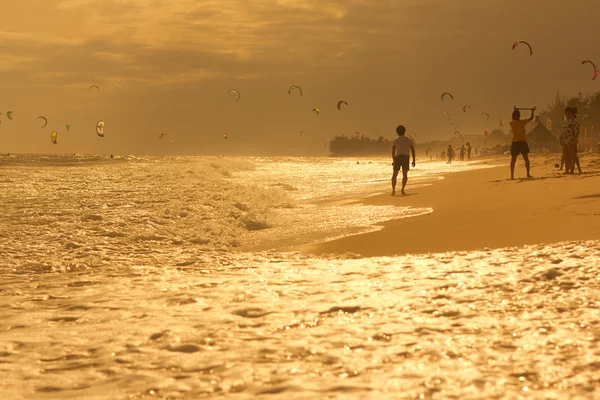 Mui Ne, Vietnam - 26 prosince 2012: Neidentifikovaný surfaři kitesurfing na vietnamské Kiteboard Surf na prosinec 26, 2012 v Mui Ne, Vietnam — Stock fotografie