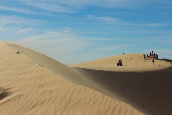 Turismo en el desierto. Dunas blancas. Vietnam — Foto de Stock