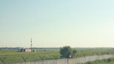 Novosibirsk - 19 Haziran 2015: Rossiya Airlines, (Ra-96018) yaptığı take off eğitim ve Novosibirsk Tolmachevo havaalanına iniş tarafından işletilen uçak Ilyushin Il96-300. 19 Haziran 2015 Novosibirsk Rusya'da