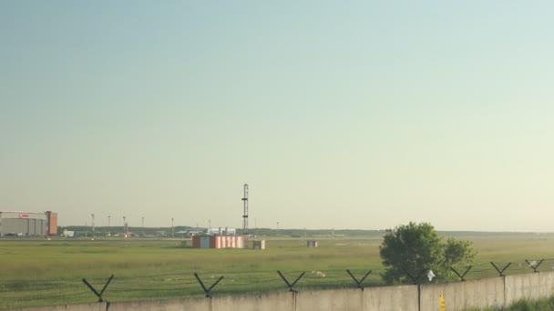 Novosibirsk - 19. června: Boeing 737-800 Nordstar leteckých společností na letiště Tolmachevo Novosibirsk. Taimyr Air Company jako Nordstar, je ruská letecká společnost se sídlem v Norilsk. 19. června 2015, Novosibirsk, Rusko — Stock video