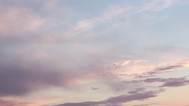 Вечерние облака и небо фон — стоковое видео