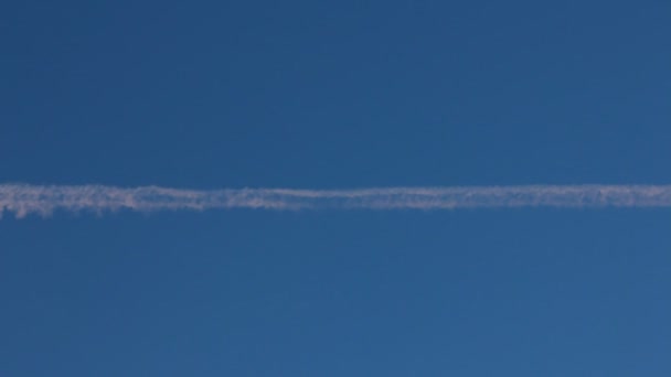 Chemtrails στον ουρανό (αεροπλάνο Contrails/συμπύκνωσης) — Αρχείο Βίντεο