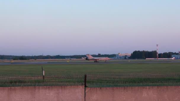 ロシア連邦ノボシビルスク - 2015 年 6 月 27 日: ミコヤン ミグ-31 ロシア - 空軍は離陸ノボシビルスク トルマチョーヴォ空港。ミグ-31 世界で最速の戦闘のジェット機の 1 つです。2015 年 6 月 27 日ロシア ノボシビルスク — ストック動画