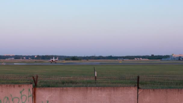 Novosibirsk Rusya - 27 Haziran 2015: Hava Kuvvetleri Mikoyan Mig-31 tarafından Rusya - Novosibirsk Tolmachevo Havaalanı al. MiG-31 dünyanın en hızlı savaş jetleri biri. 27 Haziran 2015 Novosibirsk Rusya'da — Stok video