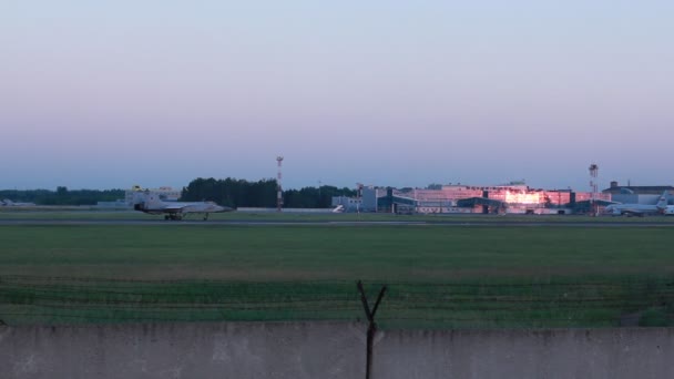 Novosibirsk, Rusko - 27 června 2015: Mikojan Mig-31 Rusko - Air Force sundat letiště Tolmachevo Novosibirsk. MiG-31, jeden z nejrychlejších bojových trysek na světě. 27. června 2015, Novosibirsk, Rusko — Stock video