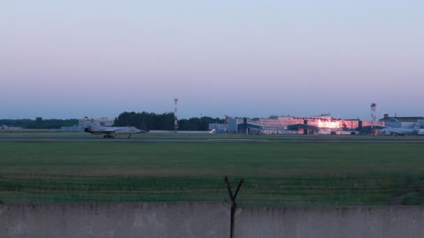 Novosibirsk Rusya - 27 Haziran 2015: Hava Kuvvetleri Mikoyan Mig-31 tarafından Rusya - Novosibirsk Tolmachevo Havaalanı al. MiG-31 dünyanın en hızlı savaş jetleri biri. 27 Haziran 2015 Novosibirsk Rusya'da — Stok video