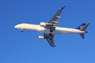 Novosibirsk - Aralık 27: Air Astana Embraer 190 Novosibirsk Tolmachevo havaalanına iniş. 27 Aralık 2015 Novosibirsk Rusya