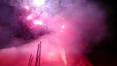 Havai fişek ışıltı ses siyah bir zemin üzerine