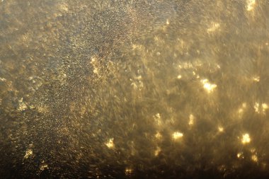 Pencere ve Noel ışık bokeh arka plan üzerinde kırağı