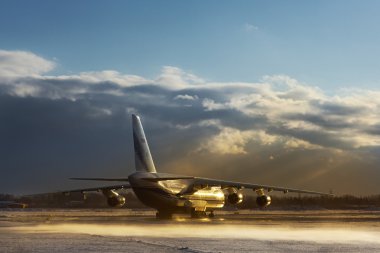 Novosibirsk - Aralık 27: Volga-Dnepr Havayolları Antonov An-124-100 Ruslan (Ra-82045) envanterimde pist 25 almak için kapalı Novosibirsk Tolmachevo Havaalanı. 27 Aralık 2015 Novosibirsk Rusya'da