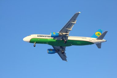 Novosibirsk - Ocak 07: Özbekistan Novosibirsk Tolmachevo havaalanına iniş Airways Airbus A320 (Uk32014). Uzbekistan Airways Özbekistan'ın ulusal havayolu şirketidir. 07 Ocak 2016 Novosibirsk Rusya