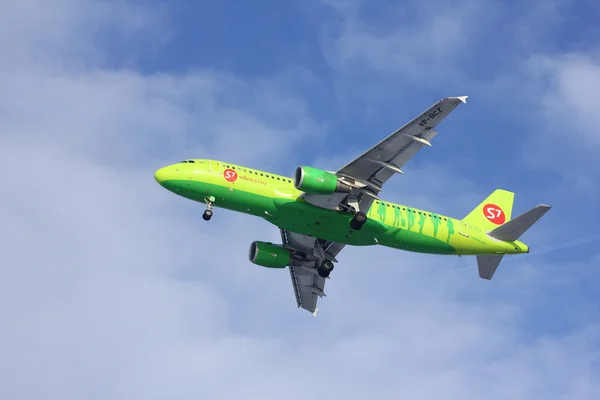 Nowosibirsk - 07. Januar: Der Airbus A320 der s7 Airlines nähert sich dem Flughafen Nowosibirsk Tolmatschewo. Landung bei blauem Himmel. 7. januar 2016 in nowosibirsk russland — Stockfoto