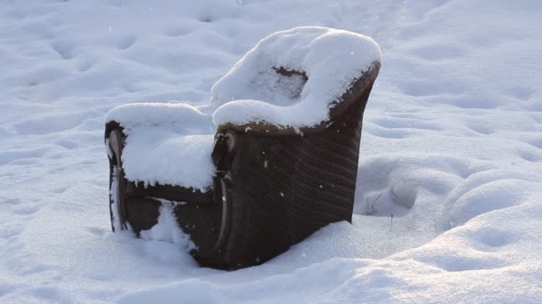 Prázdné křeslo vinobraní náklady ve sněhu během sněžení. — Stock video