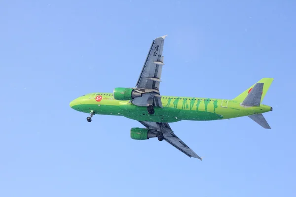 NOVOSIBIRSK - ENERO. 16: Airbus A320 de las aerolíneas S7 se acercan al Aeropuerto Novosibirsk Tolmachevo. Aterrizaje en el cielo azul. 16 de enero de 2016 en Novosibirsk Rusia — Foto de Stock