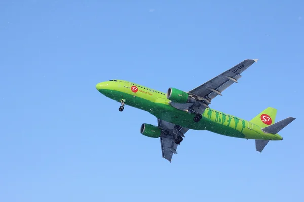 Nowosibirsk - 16. Januar: Der Airbus A320 der s7 Airlines nähert sich dem Flughafen Nowosibirsk Tolmatschewo. Landung bei blauem Himmel. 16. Januar 2016 in nowosibirsk russland — Stockfoto