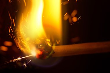 Soyut kavram. Siyah bir zemin üzerine ateş maç. Seçici odak. Hareket Bulanıklığı.