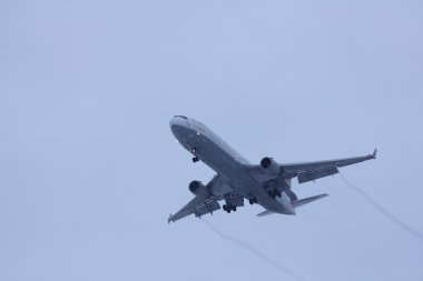 Novosibirsk - Şubat 06: D-Alce Lufthansa kargo Mcdonnell Douglas Md-11f Novosibirsk Tolmachevo Havaalanı'nda. İniş sırasında duş kar. 06 Şubat 2016 Novosibirsk Rusya'da