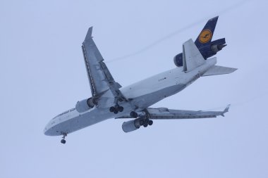 Novosibirsk - Şubat 06: D-Alce Lufthansa kargo Mcdonnell Douglas Md-11f Novosibirsk Tolmachevo Havaalanı'nda. İniş sırasında duş kar. 06 Şubat 2016 Novosibirsk Rusya'da