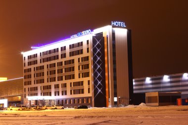 Novosibirsk - Şubat 07: Skyexpo otel. Skyexpo - Novosibirsk, yeni otelin yakın havaalanı Tolmachevo.The elverişli konumu ve modern, konforlu odalar. 07 Şubat 2016 Novosibirsk Rusya'da