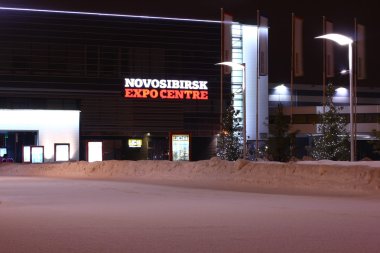 Novosibirsk - Şubat 07: Novosibirsk Fuar Merkezi'ne. Gece görünümü. Novosibirsk Merkezi'ne - genç ve perspektif Sergi Kompleksi. 07 Şubat 2016 Novosibirsk Rusya'da