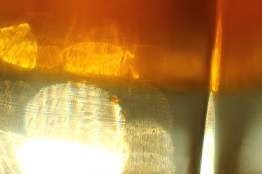 Arka plan - ışık yanıp söner, ışınları ve sarı zemin üzerine refections. Hareket bulanıklığı.