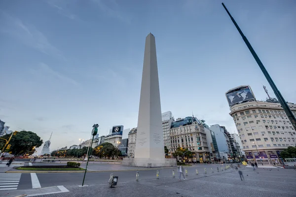 Обелиск (El Obelisco) в Буэнос-Айресе . — стоковое фото