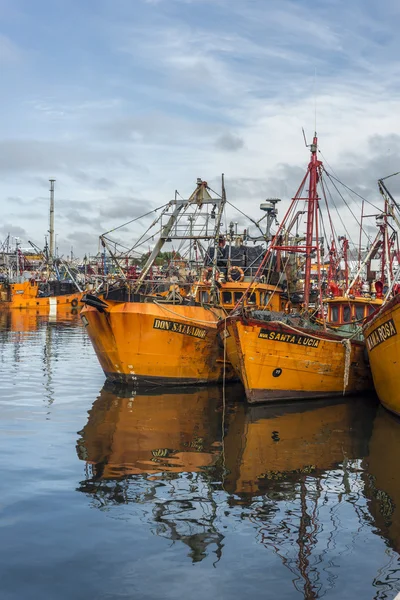 Orange fiskebåtar i mar del plata, argentina — Stockfoto