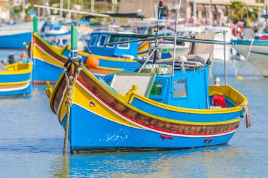 geleneksel luzzu tekneye malta limanında marsaxlokk.