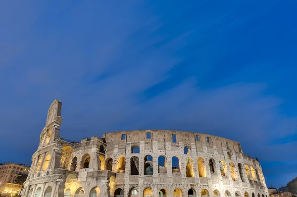 El Coliseo, o el Coliseo en Roma, Italia — Foto de Stock