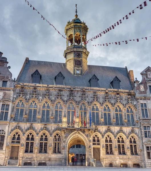 Primăria pe piața centrală din Mons, Belgia . — Fotografie, imagine de stoc