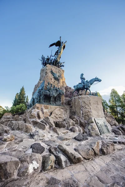 雷山德拉格洛里亚纪念碑在阿根廷门多萨. — 图库照片