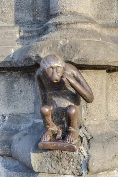 在比利时蒙斯的岗楼猴子雕像. — 图库照片