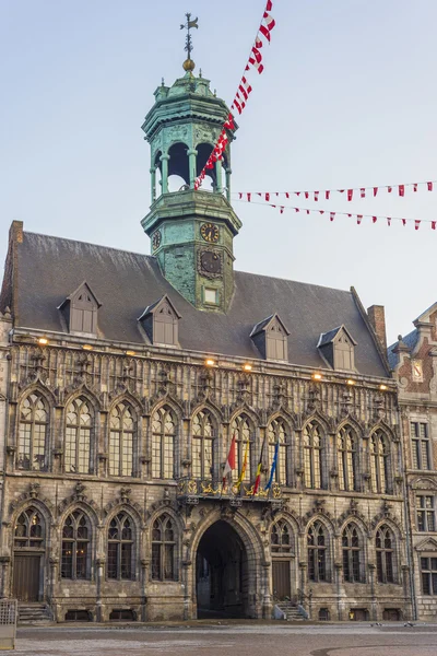 Stadhuis op het centrale plein in mons, België. — Stockfoto