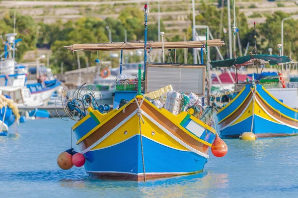 Hagyományos luzzu hajót marsaxlokk harbor Máltán. — Stock Fotó