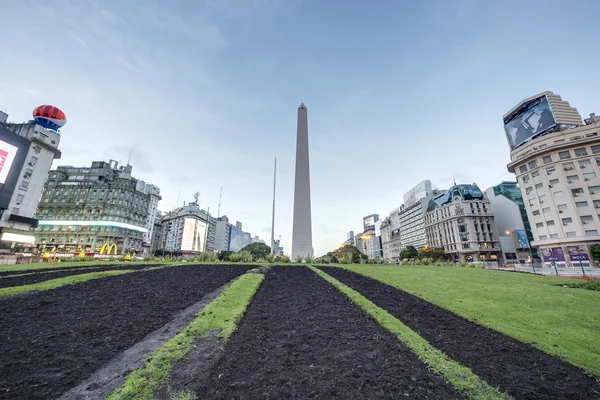 Обелиск (El Obelisco) в Буэнос-Айресе . — стоковое фото