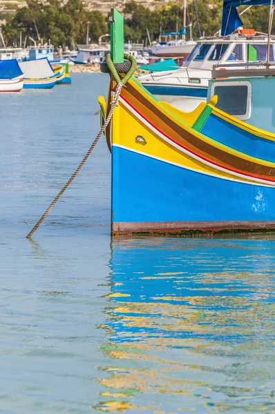 Barco tradicional Luzzu no porto de Marsaxlokk em Malta . — Fotografia de Stock