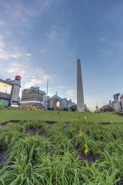 Обелиск (El Obelisco) в Буэнос-Айресе . — стоковое фото