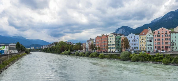 Inn river em seu caminho através de Innsbruck, Áustria . — Fotografia de Stock