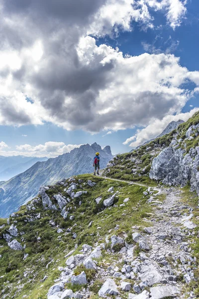 Hiker at Norkette mountain, Innsbruck, Austria. — Stock Photo, Image