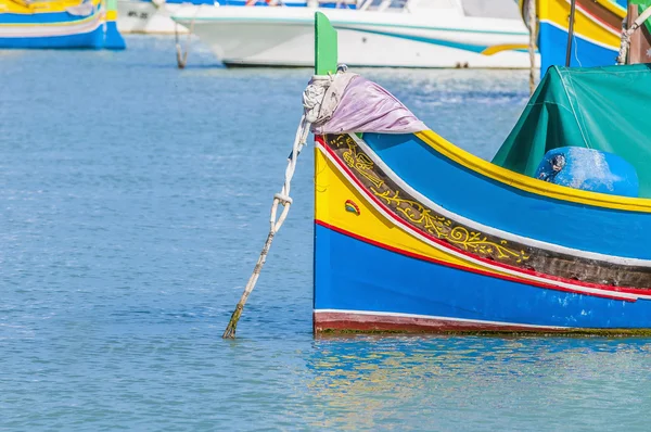 マルサシュ ロック港マルタで伝統的な luzzu ボート. — ストック写真