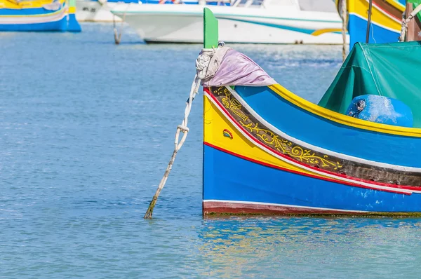 Barco tradicional de Luzzu en el puerto de Marsaxlokk en Malta . — Foto de Stock