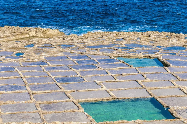 戈佐岛，马耳他在 qbajjar 附近的盐锅. — 图库照片