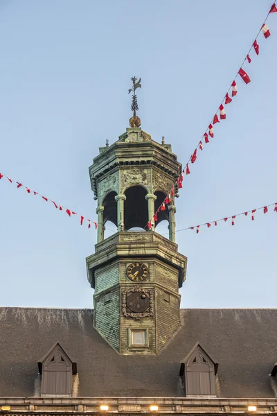 Rathaus auf dem zentralen Platz in Mons, Belgien. — Stockfoto