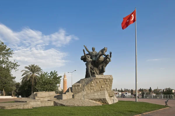 Antalya Atatürk Anıtı. Türkiye — Stok fotoğraf