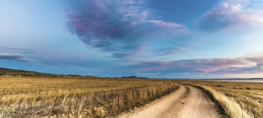 Toprak yol Gallocanta gölünde, İspanya yakınındaki