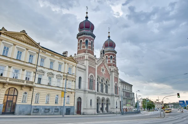 Grande e antiga sinagoga — Fotografia de Stock