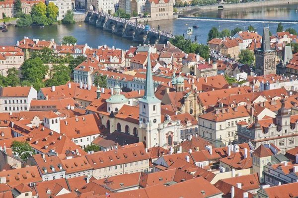 Prag zirvesinde Saint Thomas Kilisesi — Stok fotoğraf